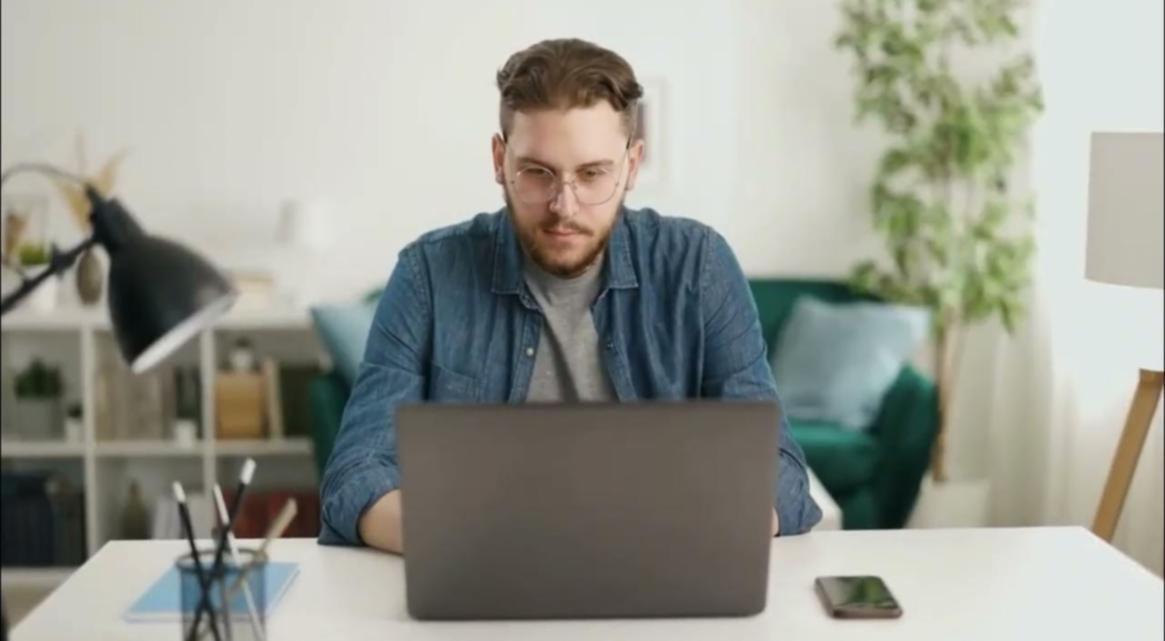 Teilnehmer beim Durcharbeiten von Kursmaterialien