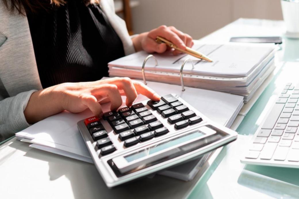 Arbeitsplatz mit Bildschirm und Analysedaten